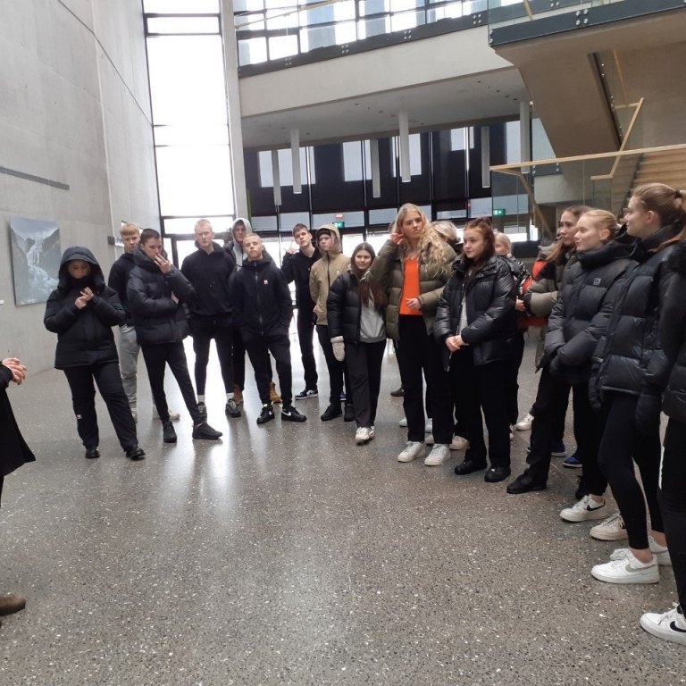 Nemendur fá leiðsögn í Hofi