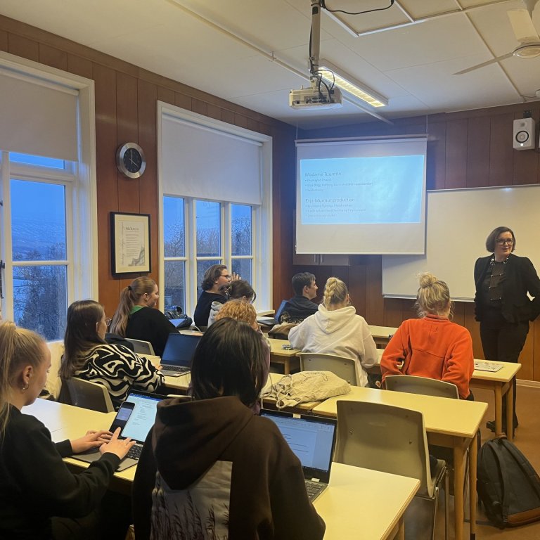 Marta Nordal leikhússtjóri ræðir við nemendur á kjörnámsbraut í sviðslistum í MA