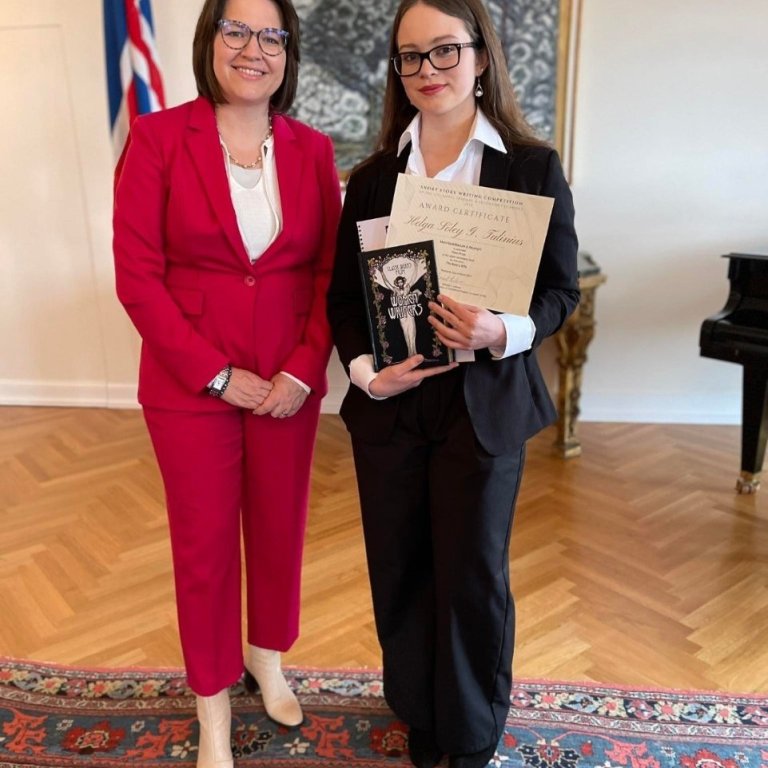 Helga Sóley og frú Eliza Reid við verðlaunaafhendinguna á Bessastöðum