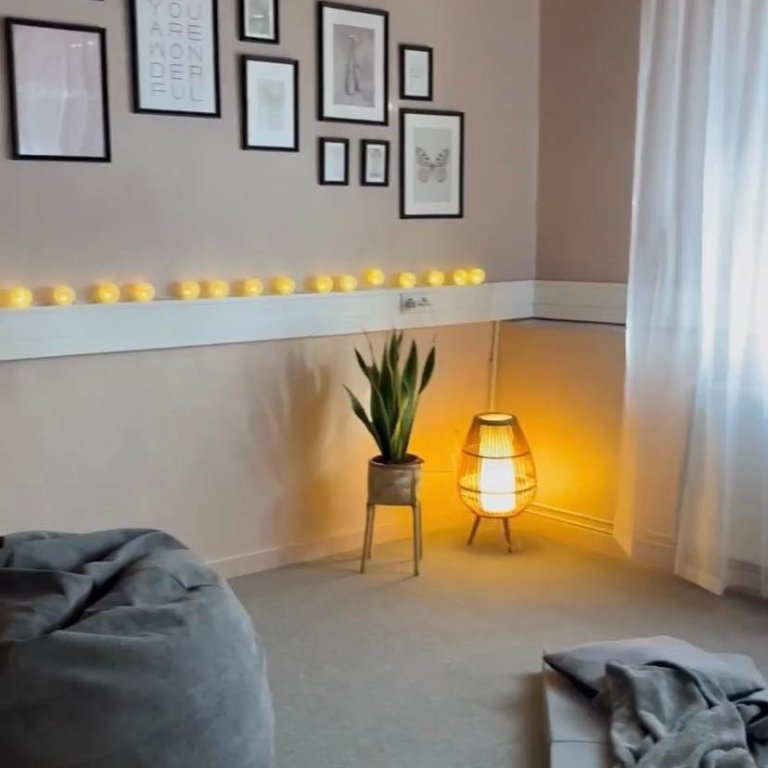 Í Friðheimi er notalegt andrúmsloft, dýnur, teppi, hengirólur og grjónasekkir til að koma sér vel fy…