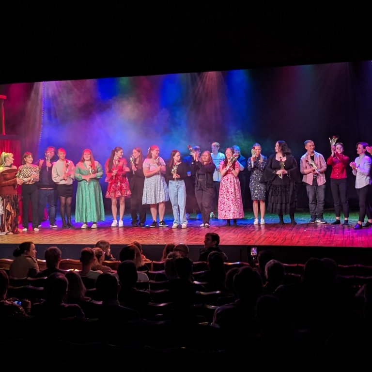 Fyrsti bekkurinn á kjörnámsbraut í sviðslistum að lokinni sýningu á lokaverkefni þeirra, ásamt Völu …