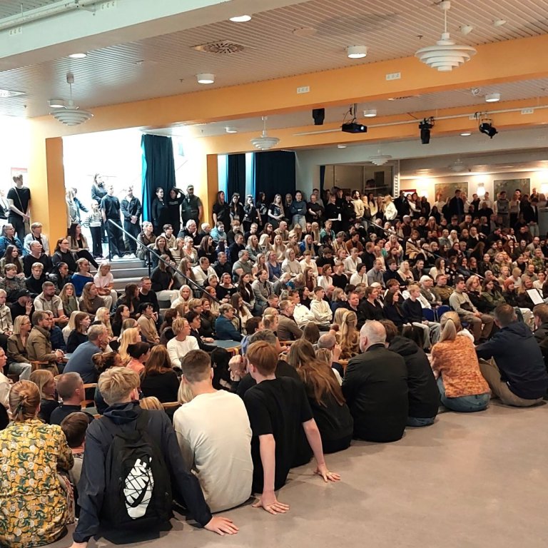 Karl Frímannsson skólameistari talar við gesti á 146. skólasetningu MA