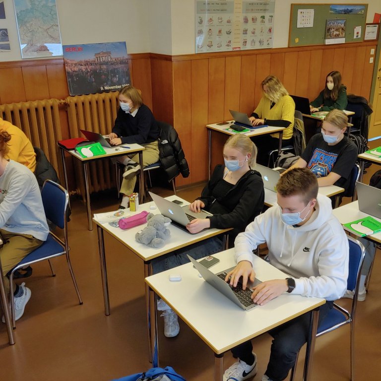 Nemendur í 1AF undirbúa fréttaflutning úr skólalífinu á fordæmalausum tímum