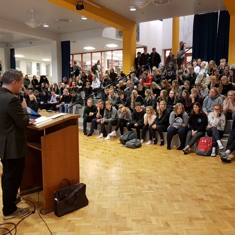 Arnar Már les úr Sölvasögu Daníelssonar