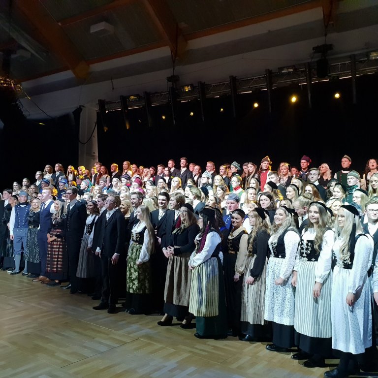 Hluti verðandi útskriftarnema í þjóðbúningum