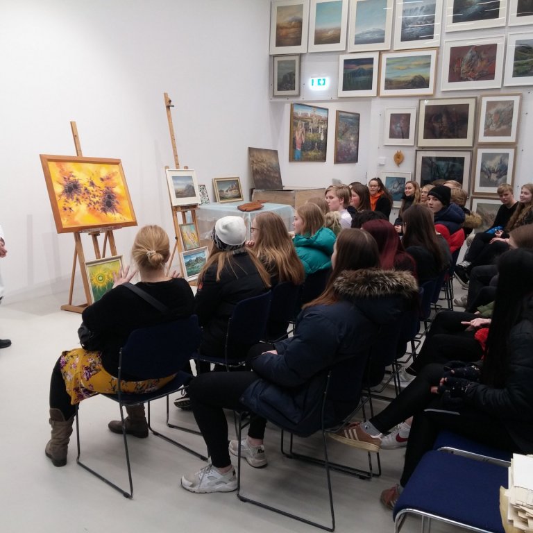 Halldóra Arnardóttir á spjalli við nemendur