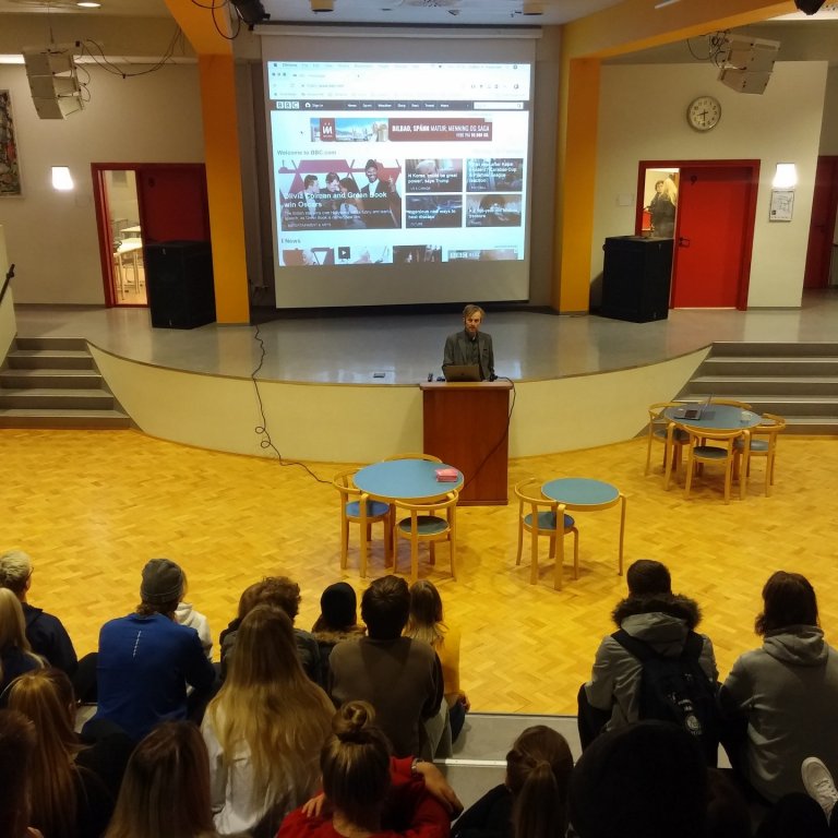 Kjartan Ólafsson ræðir við nemendur um falsfréttir