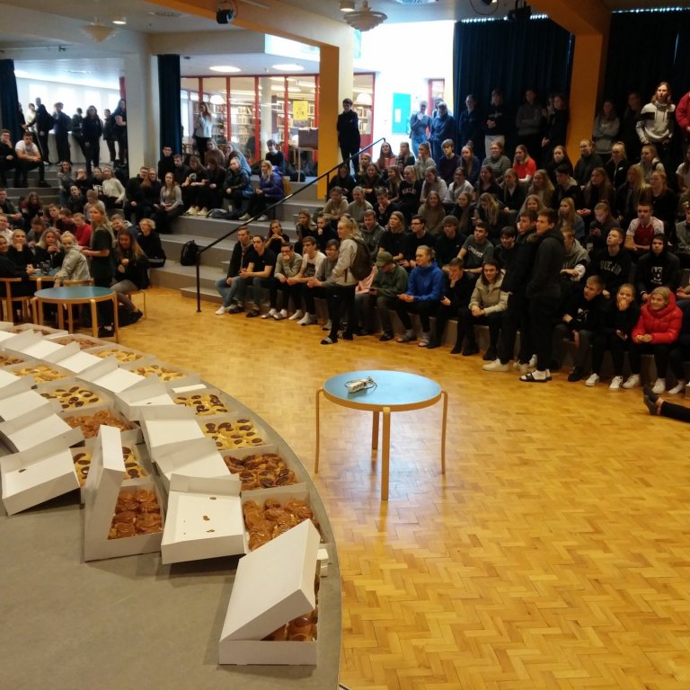 Nemendur sungu og gæddu sér á bollum á bolludaginn