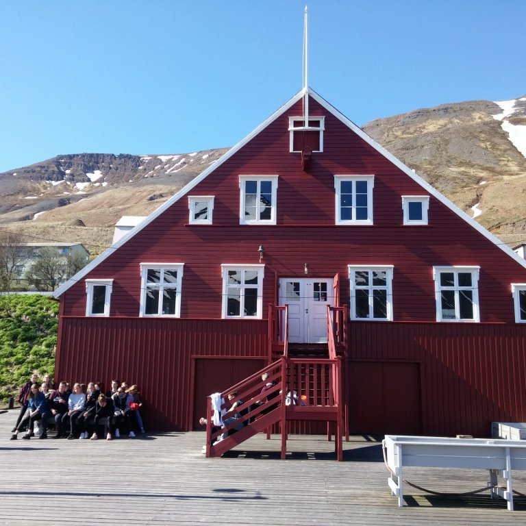 Hluti nemenda í menningarlæsi fá fræðslu um síldarævintýrið á Siglufirði
