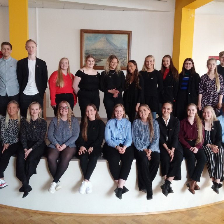 Nemendur og kennari stilla sér upp fyrir myndatöku að lokinni vel heppnaðri ráðstefnu