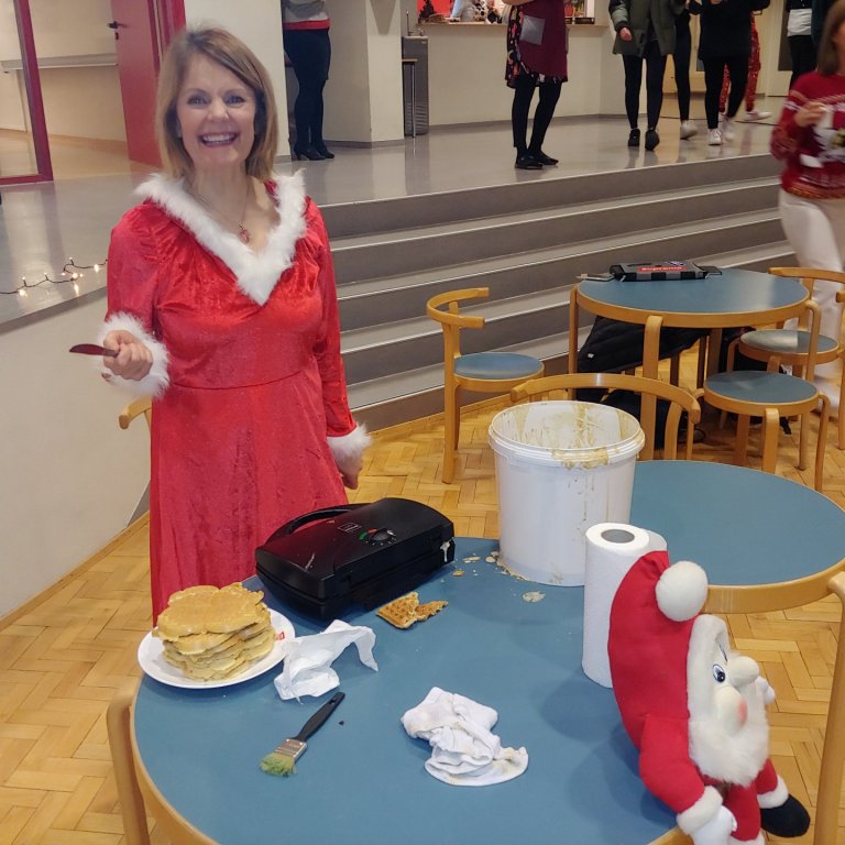 Starfsfólk MA stóð í ströngu í dag við að baka vöfflur á hinum ýmsu stöðum í skólanum. Alma Oddgeirs&hellip;