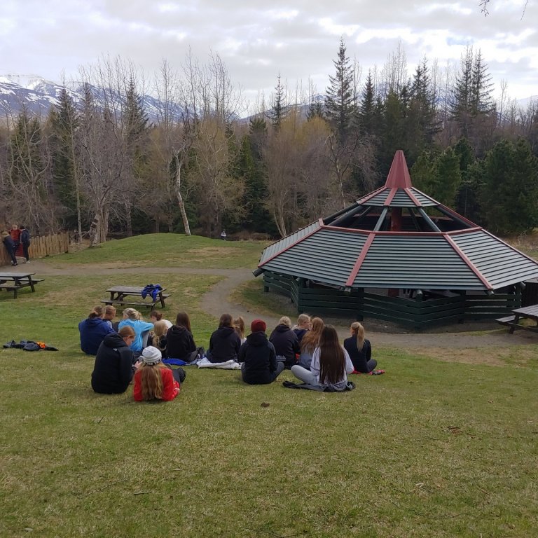Nemendur og kennarar í menningarlæsi áttu notalega stund saman í Kjarnaskógi