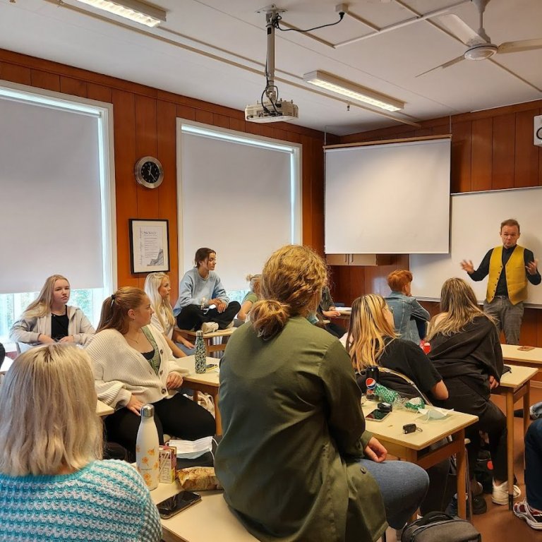 Vilhjálmur Bergmann ræðir við nemendur