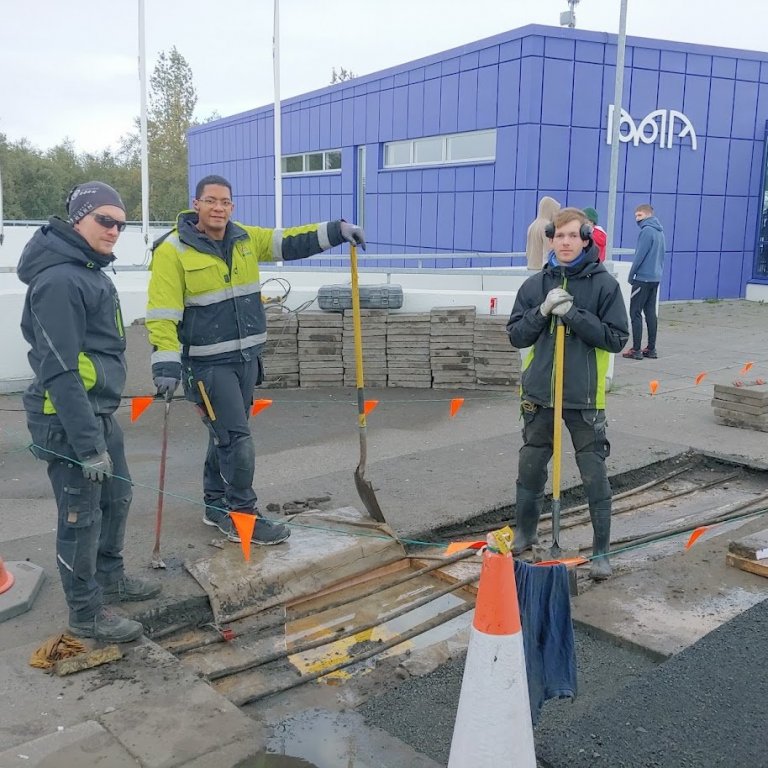 Iðnaðarmenn við rannsókn á vettvangi stóra lekamálsins