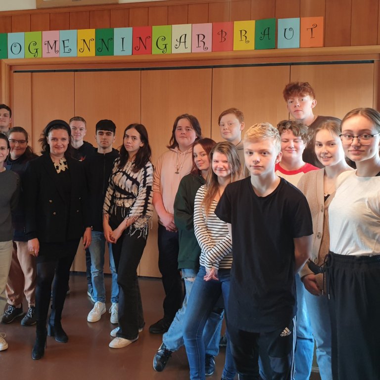 Marta Nordal leikhússtjóri ásamt Völu Fannell kennara í hópi nemenda í 1FL