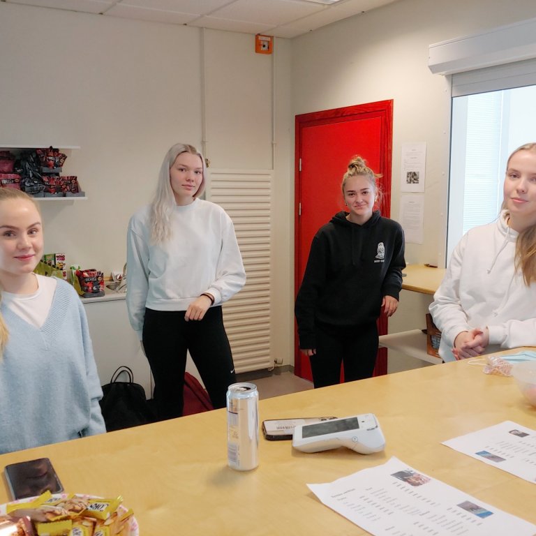 Frá vinstri. Lára Hlín, Sara Ragnheiður, Thelma Rut og Heiðdís Ósk að störfum í verslun nemenda i Kv&hellip;