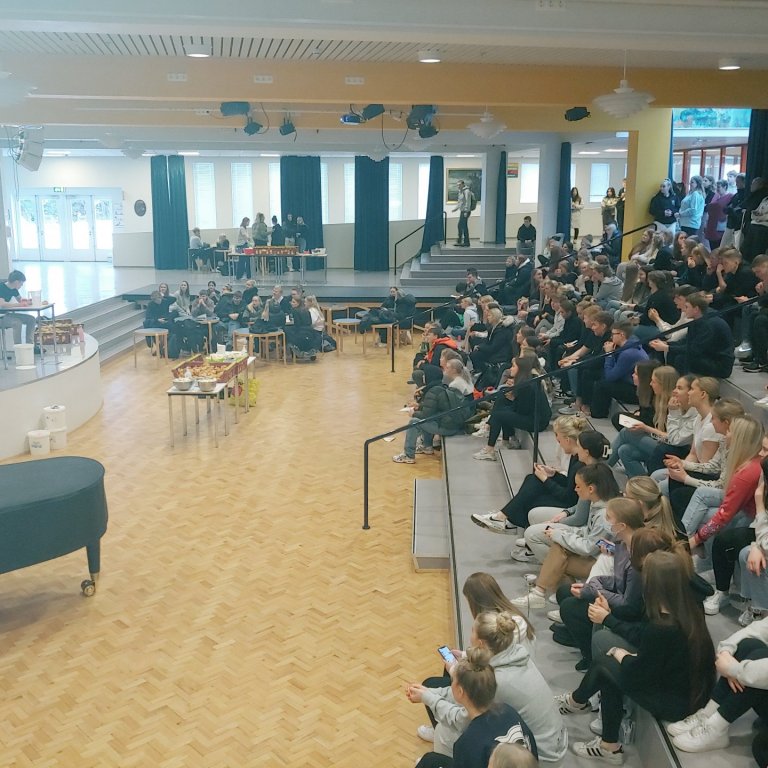 Nemendur kepptu í bollukappáti á bolludaginn