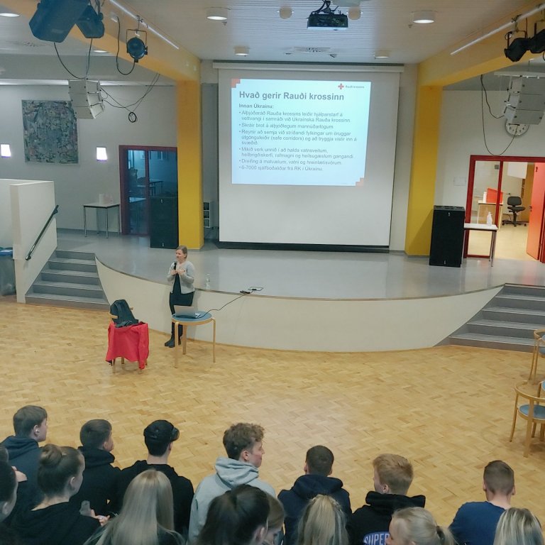 Linda Guðmundsdóttir frá Rauða krossinum spjallar við nemendur