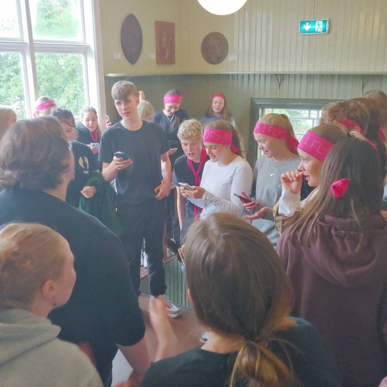 Nýnemar og nemendur í 3. bekk saman á söngæfingu