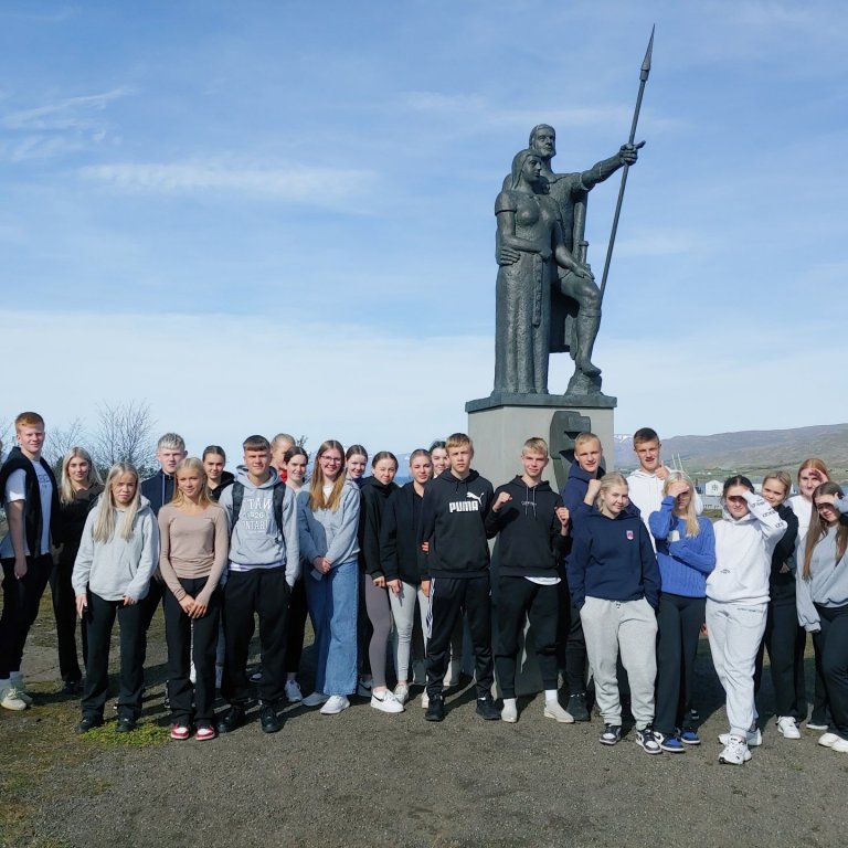 Nemendur í sögugöngu í góða veðrinu
