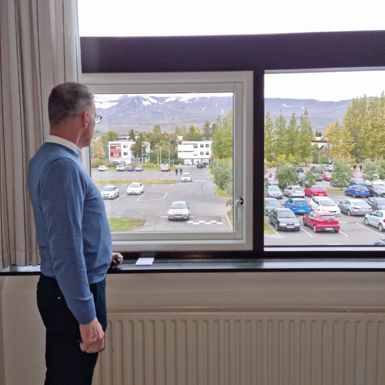 Skólameistari telur bíla á bílastæði MA.