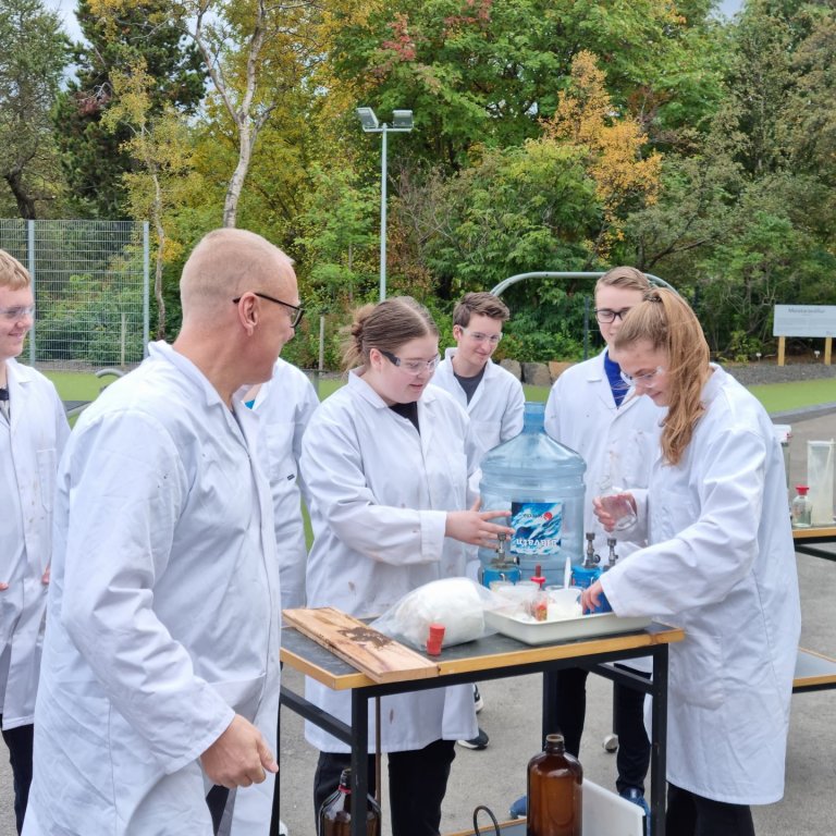 Nemendur í 3T og 3U sýna grunnskólanemendum tilraunir í efnafræði