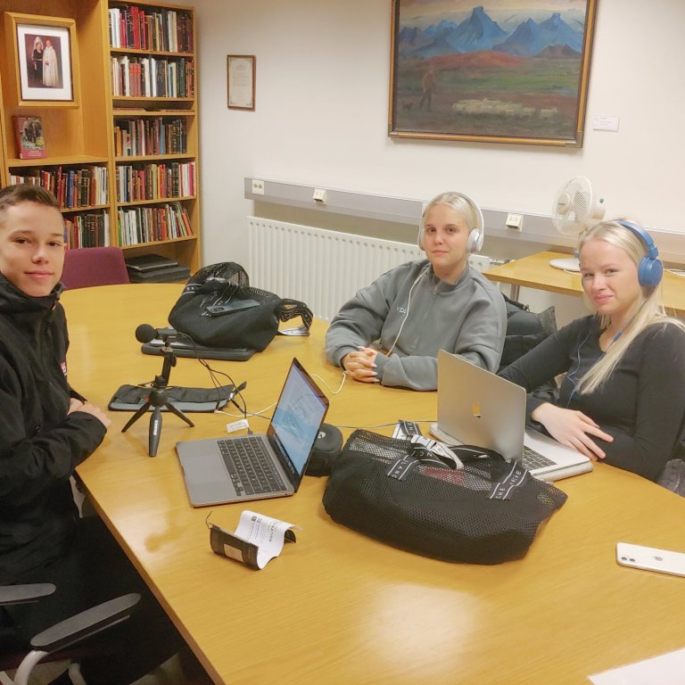 Stund milli stríða í hlaðvarpsvinnu. Frá vinstri: Mikael Darri Heiðarsson, Olga María Valdimarsdótti…