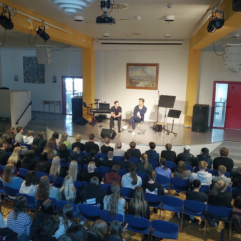 Bjarni (th) og Axel ræða við gesti sýningarinnar