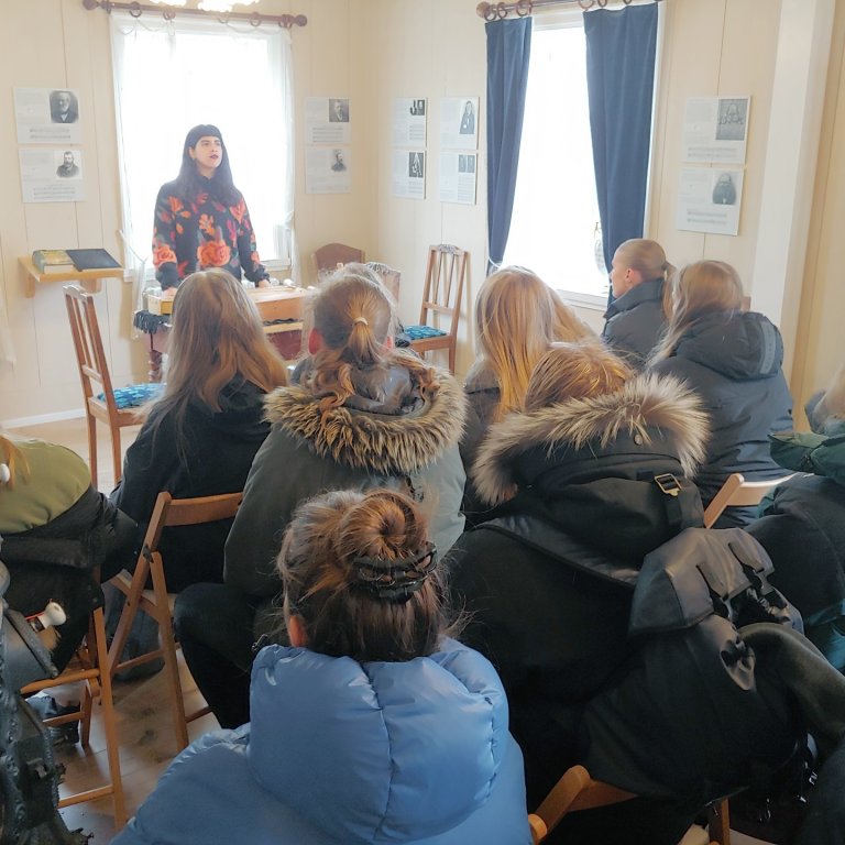 Nemendur fá fræðslu hjá Renu á Þjóðlagasetri Sr. Bjarna Þorsteinssonar