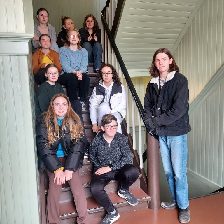 Nemendur á uppskeruhátíðinni stilltu sér upp fyrir myndatöku í Gamla skóla