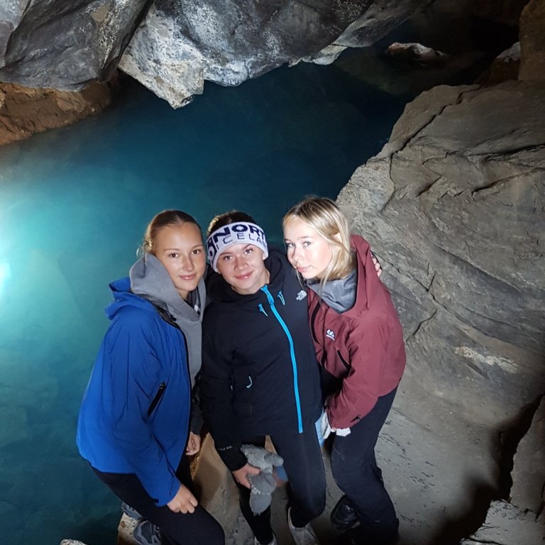 Kátar stúlkur í Grjótagjá