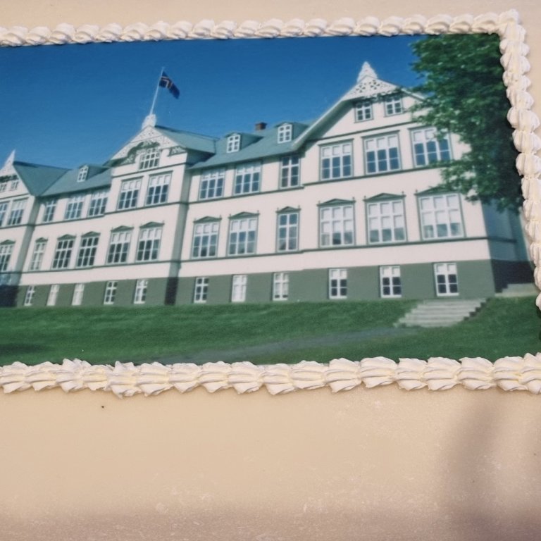 Gamli skóli átti 120 ára afmæli í október 2024 og þá var bökuð terta.