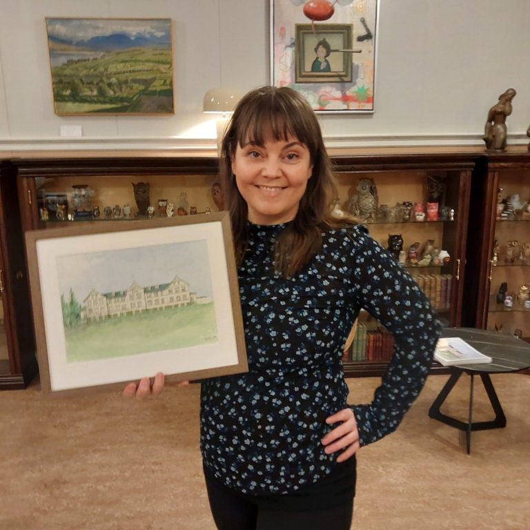 Dagný Reykjalín með vatnslitamyndina sem hún málaði af Gamla skóla