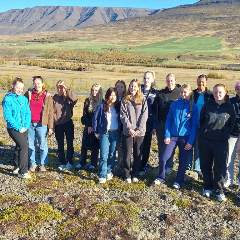 Nemendur stilla sér upp fyrir myndatöku á Melgerðimelum (Kassos field)