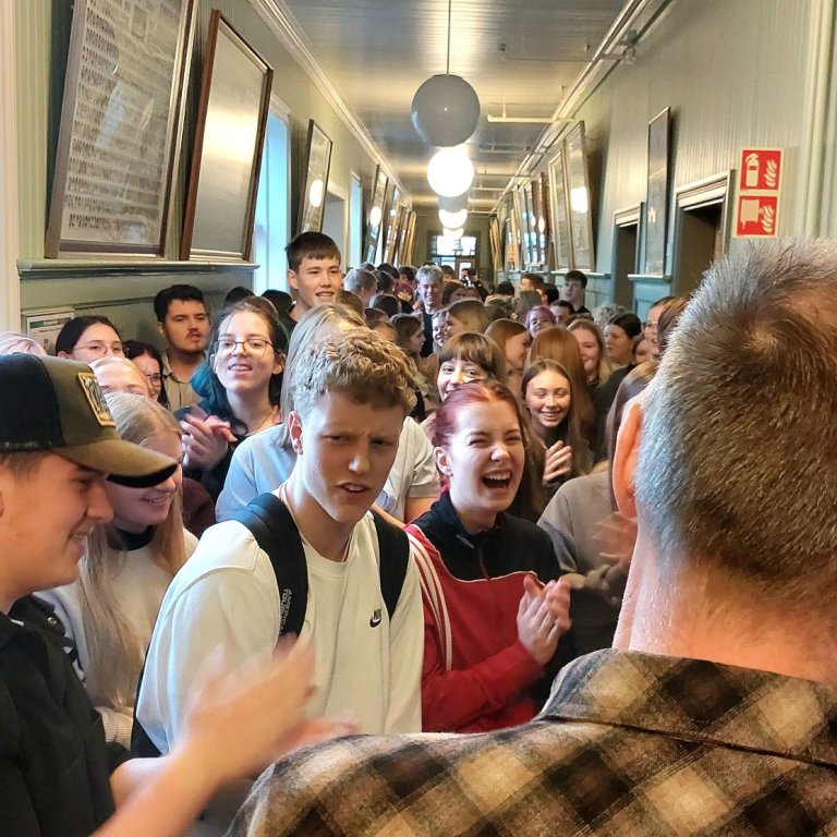 Nemendur mættu syngjandi á fund skólameistara