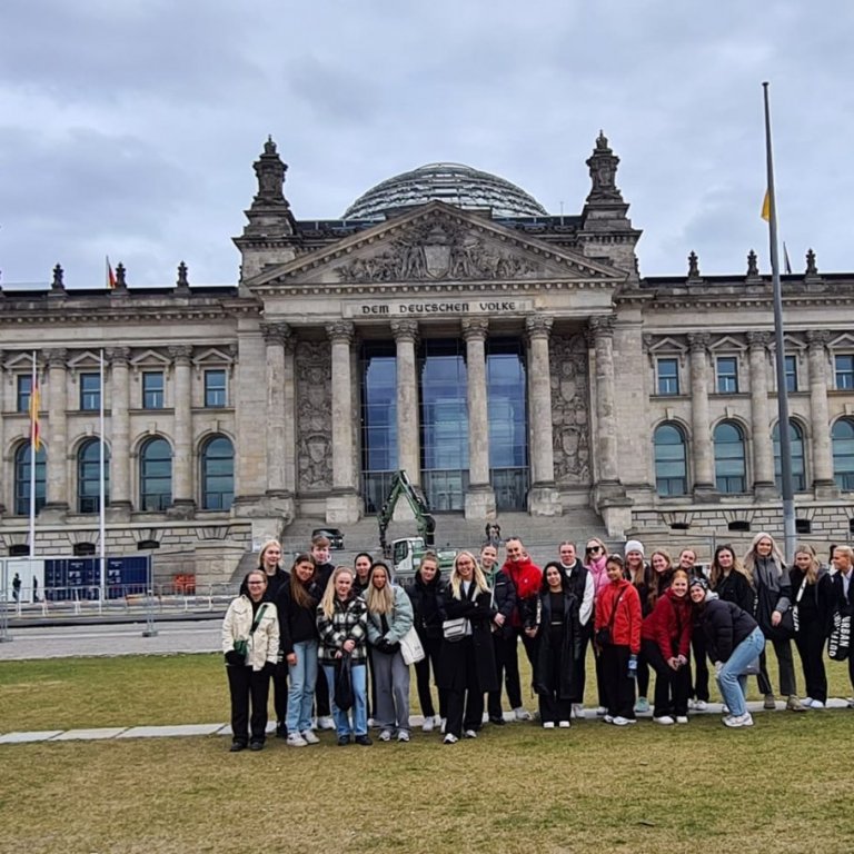 Nemendur fyrir framan Ríkisþinghúsið í Berlín. Mynd: Margrét Kristín Jónsdóttir