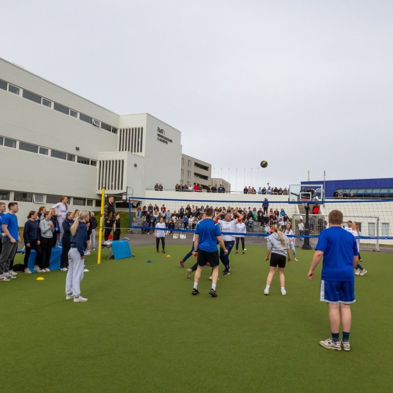 Mynd: Axel Þórhallsson. Hópmyndir af nýstúdentum verða teknar í tröppunum við útiæfingasvæðið 17. jú…