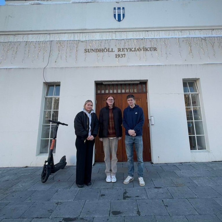 Lið MA í Reykjavík á keppnisdegi. Frá vinstri: Rakel Alda Steinsdóttir, Þorsteinn Jakob Klemenzson o…