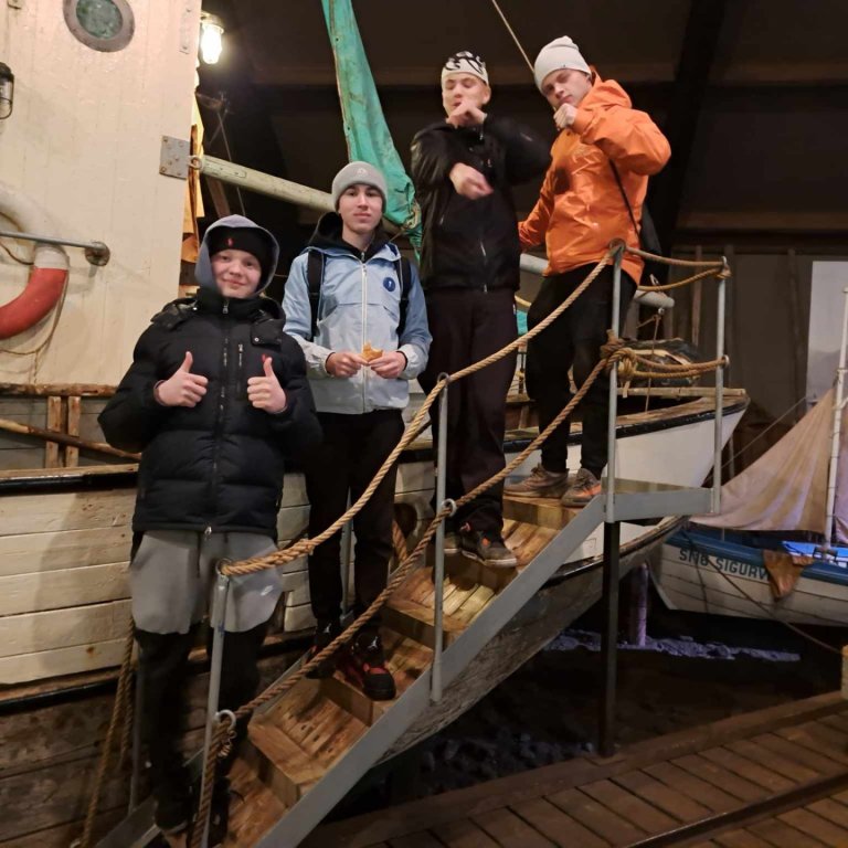 Nemendur í bátahúsi Síldarminjasafnsins