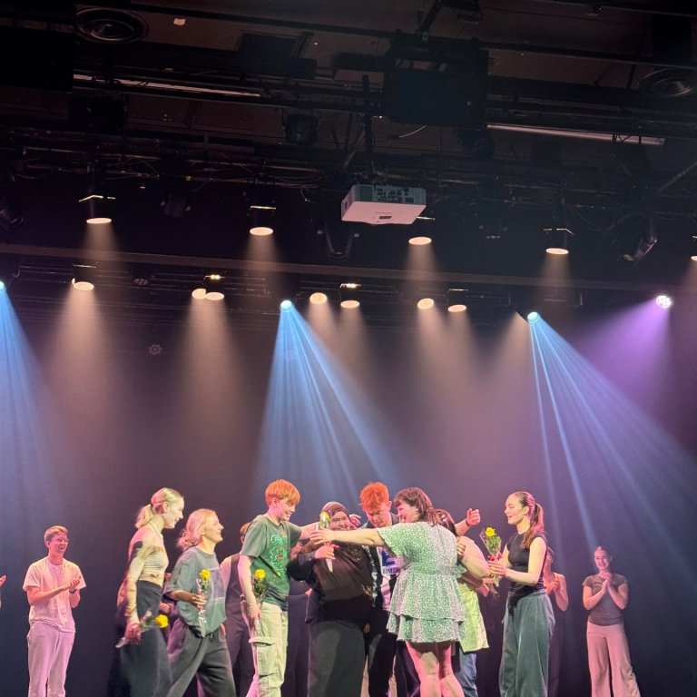 Listafólkið fagnar í lok sýningar. Mynd: Kolbrún Ýrr Bjarnadóttir.