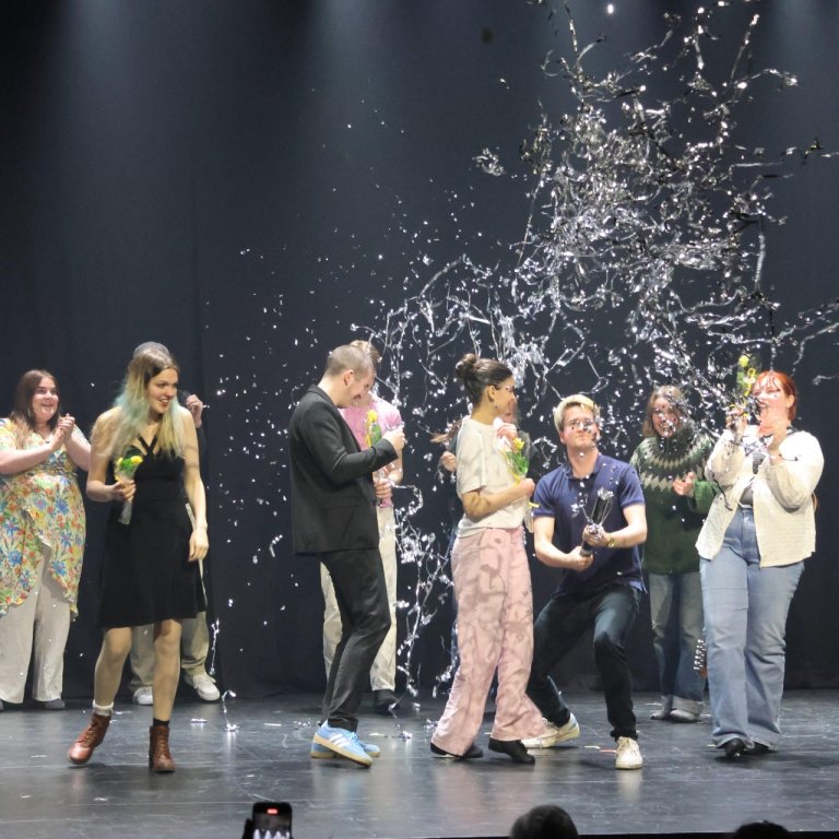 Hópurinn fagnar í lokin ásamt kennaranum sínum, Ingunn Elísabetu.