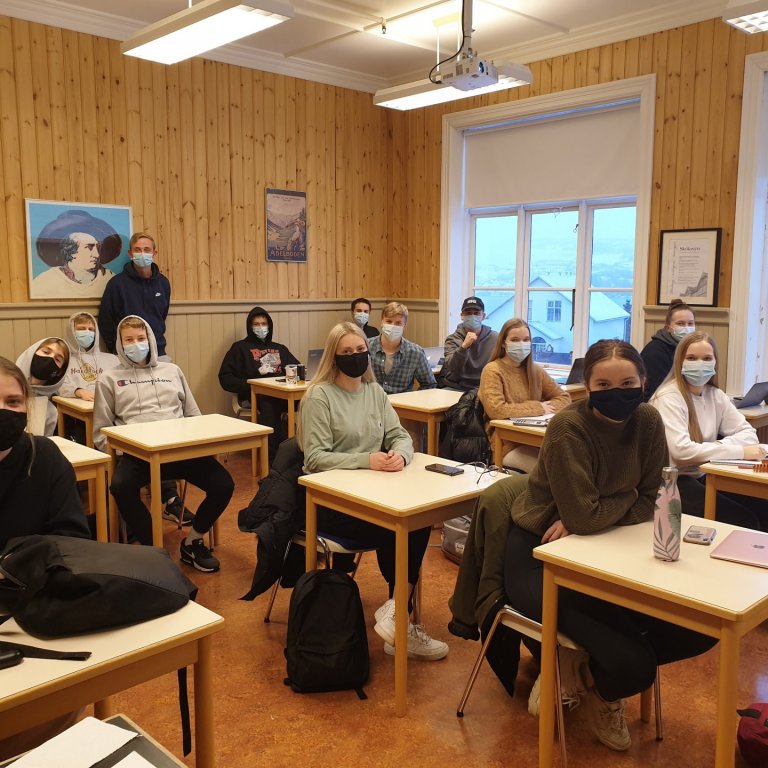 3. bekkur T stóð sig feykilega vel á haustönn. Á myndinni eru þau í siðfræði í G15.