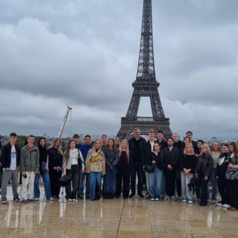 Nemendur ásamt Erni Þór, frönskukennara, við Eiffelturninn