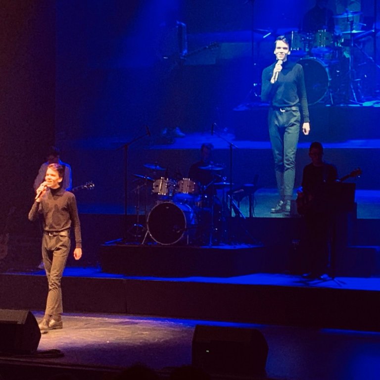 Brynjólfur Skúlason ásamt húsbandinu á sviðinu í Hofi. 
Mynd: Sverrir Páll Erlendsson