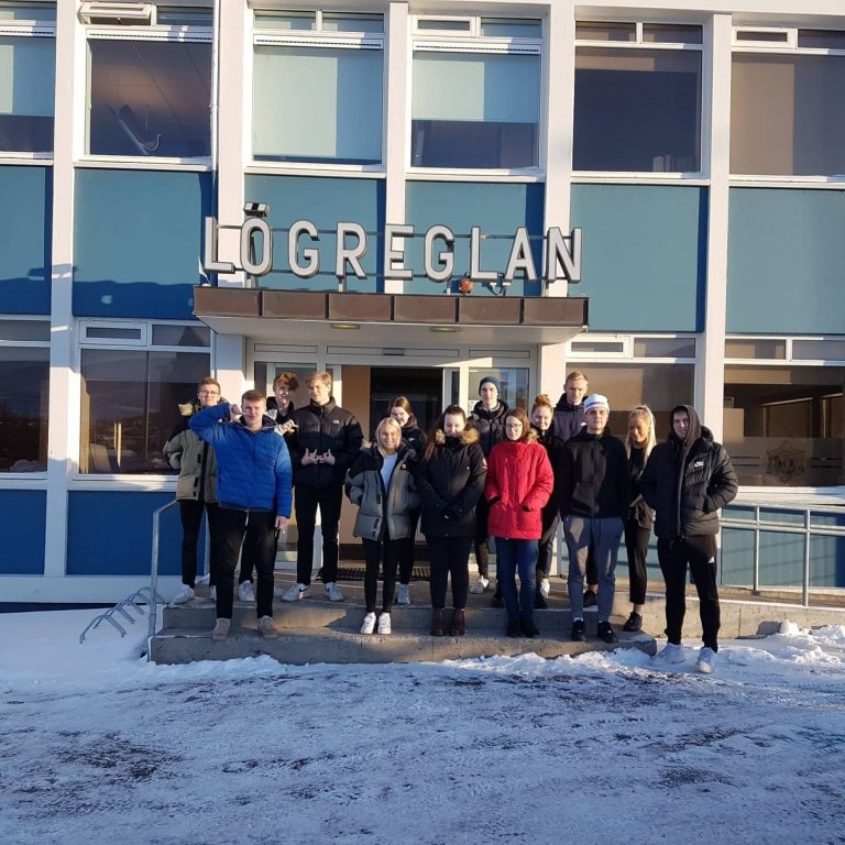 Nemendur fyrir framan Lögreglustöðina. Mynd: Lilja Ákadóttir