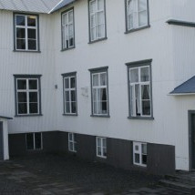 Gamli skóli, inngangur í kennarastofu til hægri.