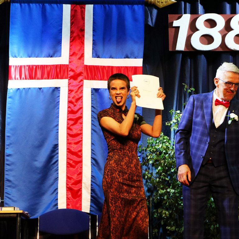 Agla Arnarsdóttir hampar skírteini sínu 17. júní 2018