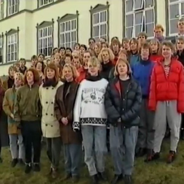 Nemendur skólans árið 1988 stilla sér upp fyrir þáttinn Annir og appelsínur og taka lagið