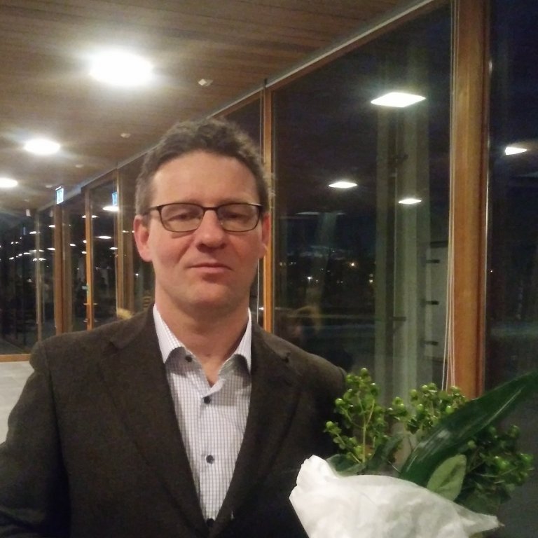 Arnar Már tekur við viðurkenningunni á Kjarvalsstöðum