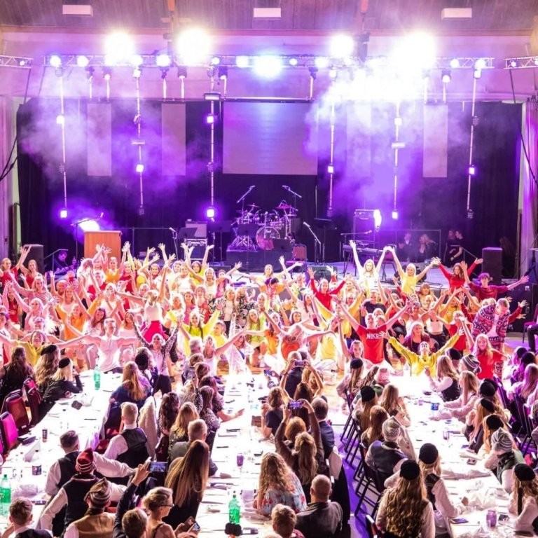 Fjöldi nemenda tekur þátt í dansatriði PríMA